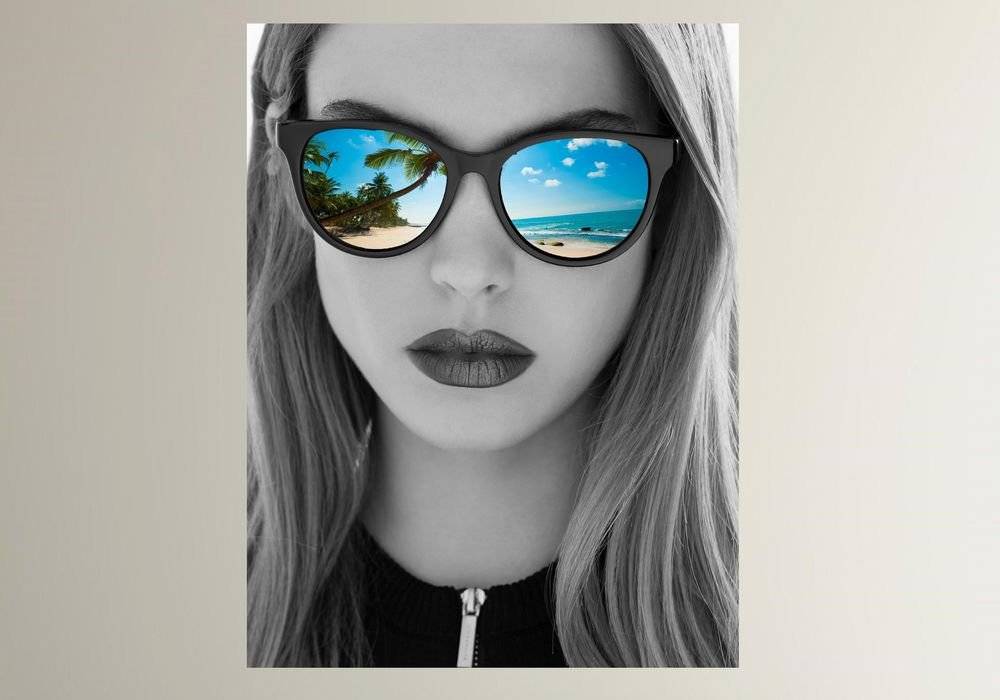 Portret in alb-negru cu reflexie color in ochelari - Foto Poster