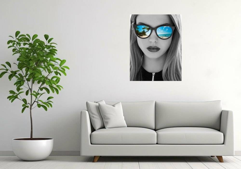 Portret in alb-negru cu reflexie color in ochelari - Foto Poster