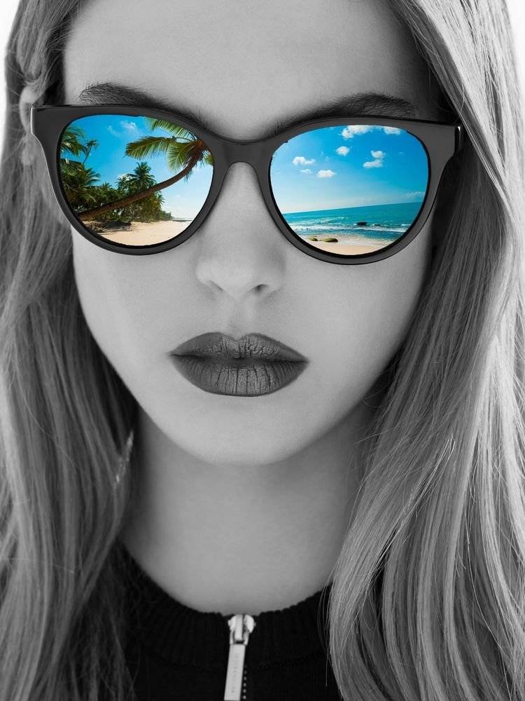 Portret in alb-negru cu reflexie color in ochelari - Foto Poster